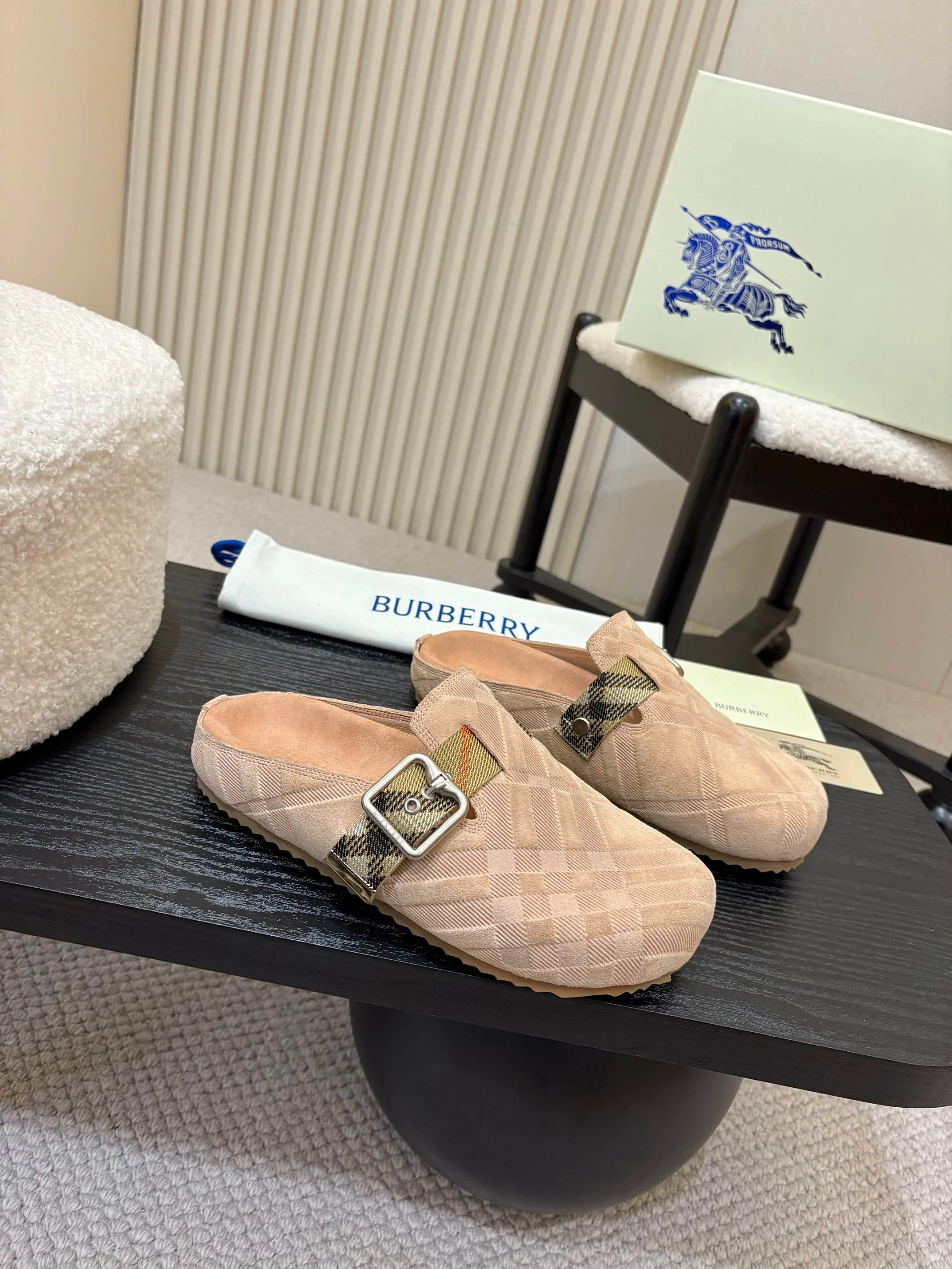 Men's Men's Shoes💰580 Burberry2025's hot-selling Birkenstock slippers are released, made of soft suede fabric and refined in Italian workshops. Featuring an embossed plaid pattern and an embossed sole embellished with the archive brand's logo. Features an adjustable B-shaped buckle strap and is embellished with the signature sand-colored Burberry check in jacquard worsted.   ✅Fabric: suede ✅Lining: silk cowhide ✅Outsole: TPU ✅Color: black, brown, pink, apricot 4 colors available ✅Code number: 35-45 for men and women (35, 45 customized)